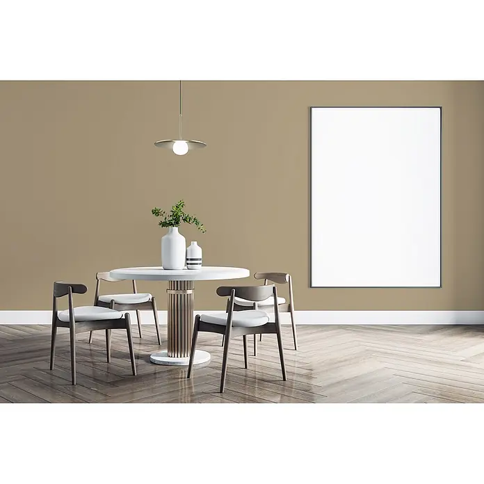 Livingwalls Wandfarbe Beige Mellow Brown DD126031 1l - Beige, Matt, 1 l - Modernes Esszimmer mit rundem weißen Tisch, vier dunklen Holzstühlen und einer eleganten Pendelleuchte.