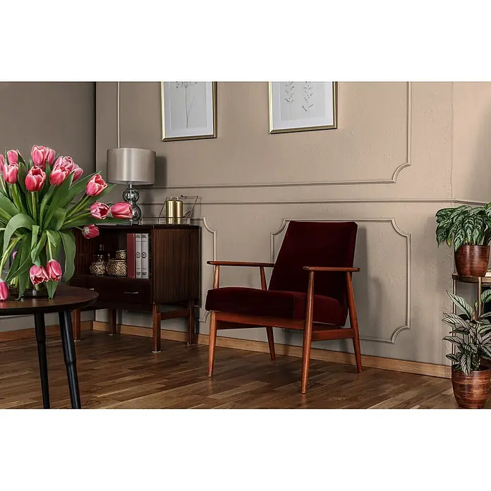 Livingwalls Wandfarbe Beige Sandy Beige DD126077 2,5l - Beige, Matt, 2,5 l - Ein Sessel im Vintage-Stil mit tiefrotem Samtbezug und Holzgestell steht in einem gemütlichen Wohnzimmer.