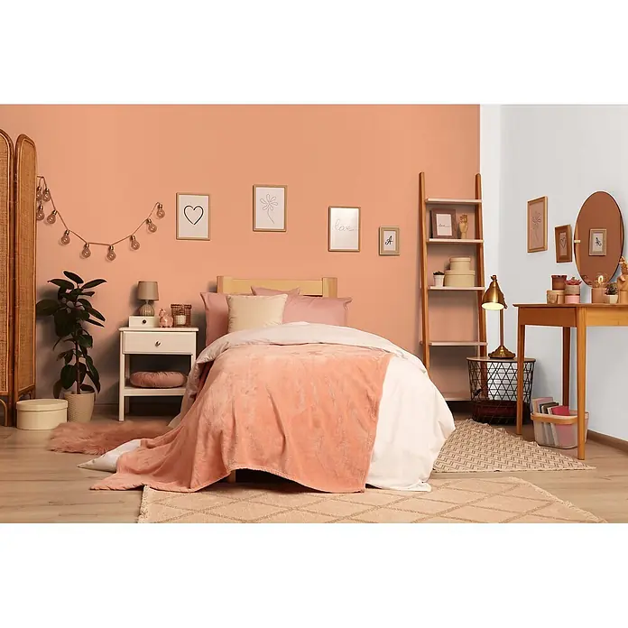 Livingwalls Wandfarbe Orange Diverse Apricot DD126179 2,5l - Orange, Matt, 2,5 l - Ein Bett mit einer weichen pfirsichfarbenen Decke, weißer Bettwäsche und rosa Kissen, das ein gemütliches Schlafzimmerambiente schafft.