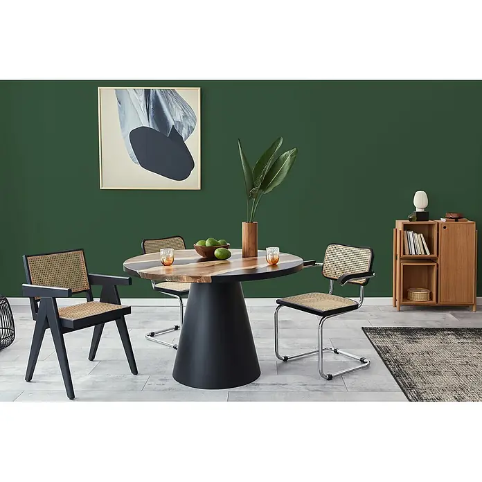 Livingwalls Wandfarbe Grün Sage Green DD125972 2,5l - Grün, Matt, 2,5 l - Moderner runder Esstisch mit Holzplatte und schwarzem Fuß, kombiniert mit stilvollen Rattan-Stühlen.