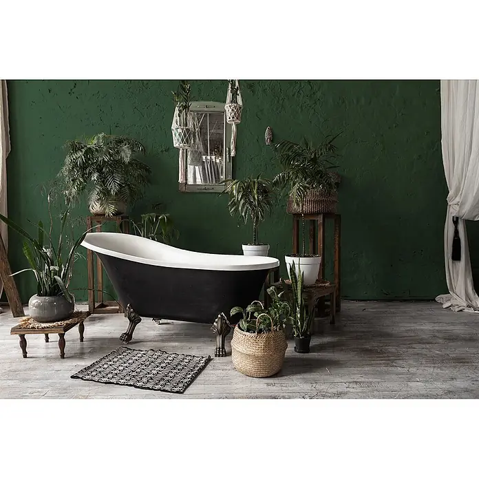 Livingwalls Wandfarbe Grün Sage Green DD125972 2,5l - Grün, Matt, 2,5 l - Schwarz-weiße Klauenfußwanne mit Messingfüßen, umgeben von verschiedenen Topfpflanzen in einem Badezimmer.