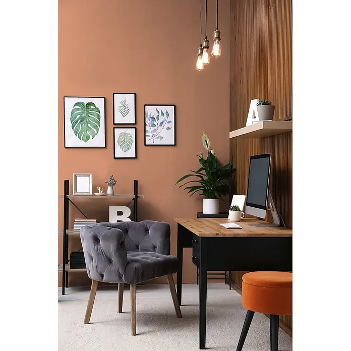 Livingwalls Wandfarbe Orange Diverse Apricot DD126179 2,5l - Orange, Matt, 2,5 l - Grauer Samt-Sessel mit Knopfheftung und Holzbeinen, im gemütlichen Home-Office.
