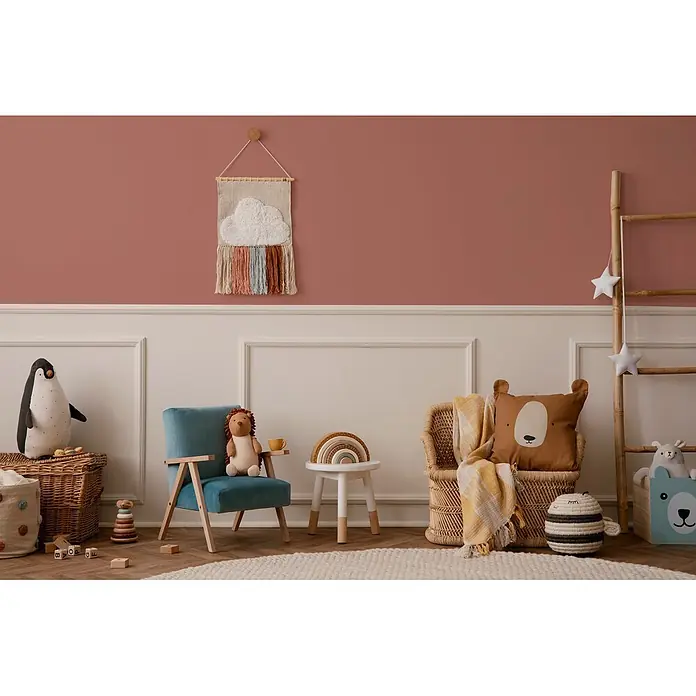 Livingwalls Wandfarbe Rot Varied Red DD125827 1l - Rot, Matt, 1 l - Gemütliches Kinderzimmer mit farbenfroher Deko, Plüschtieren, Holzmöbeln und Wandteppich auf warmer rosa Wand.