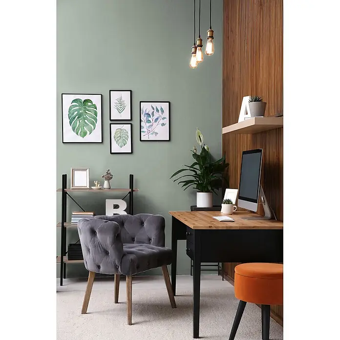 Livingwalls Wandfarbe Grün Sage Green DD125961 5l - Grün, Matt, 5 l - Modernes Home Office mit Holzschreibtisch, grauem Polstersessel und orangem Hocker.