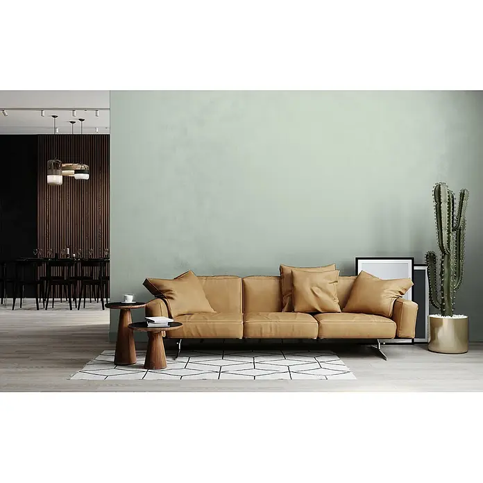 Livingwalls Wandfarbe Grün Sage Green DD125961 5l - Grün, Matt, 5 l - Helles braunes Ledersofa mit Kissen in modernem Wohnzimmer, auf geometrischem Teppich mit Holztischen.