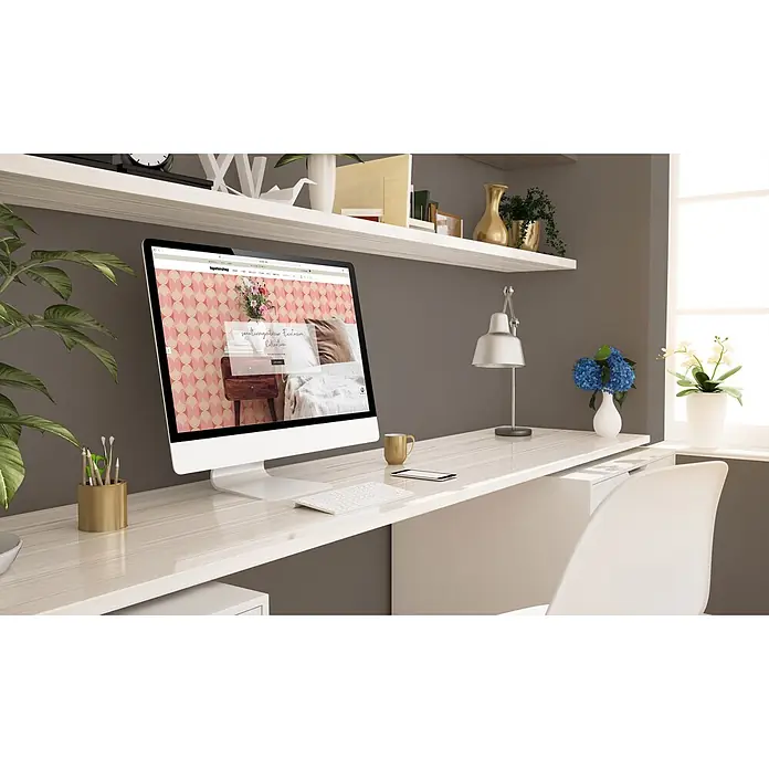 Livingwalls Wandfarbe Taupe Earl Grey Tea 1021 2,5l - Matt, 2,5 l - Weißer Computermonitor auf hellem Holzschreibtisch in einem Heimbüro, der eine bunte Webseite anzeigt.