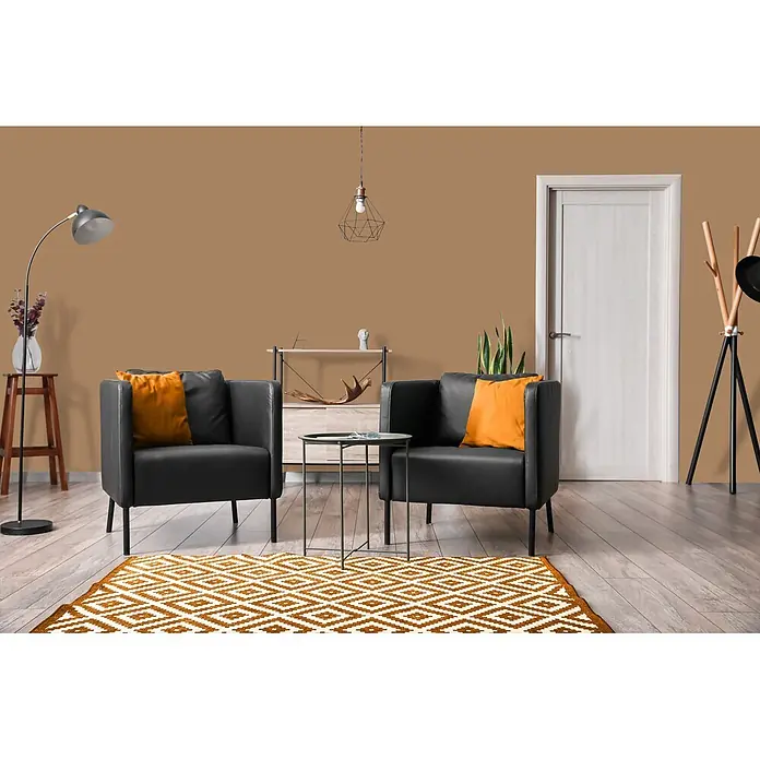 Livingwalls Wandfarbe Braun Certain Cinnamon 6006 5l - Matt, 5 l - Modernes Wohnzimmer mit schwarzen Sesseln, orangen Kissen und einem orangefarbenen geometrischen Teppich auf hellem Holzboden.
