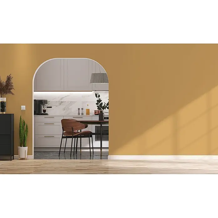 Livingwalls Wandfarbe Gelb Sunny Yellow DD126097 1l - Gelb, Matt, 1 l - Moderne Küche sichtbar durch eine senfgelbe Bogenöffnung mit hellen Schränken, Marmor-Rückwand und Essbereich.