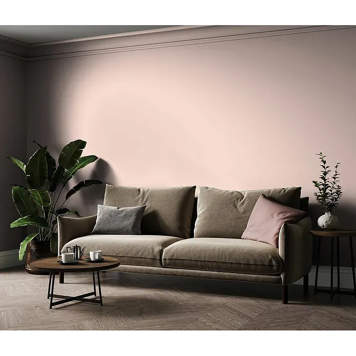 Livingwalls Wandfarbe Rosa Varied Red DD125817 5l - Rosa, Matt, 5 l - Ein bequemes, hellbraunes Stoffsofa mit Plüschkissen in einem modernen Wohnzimmerambiente.