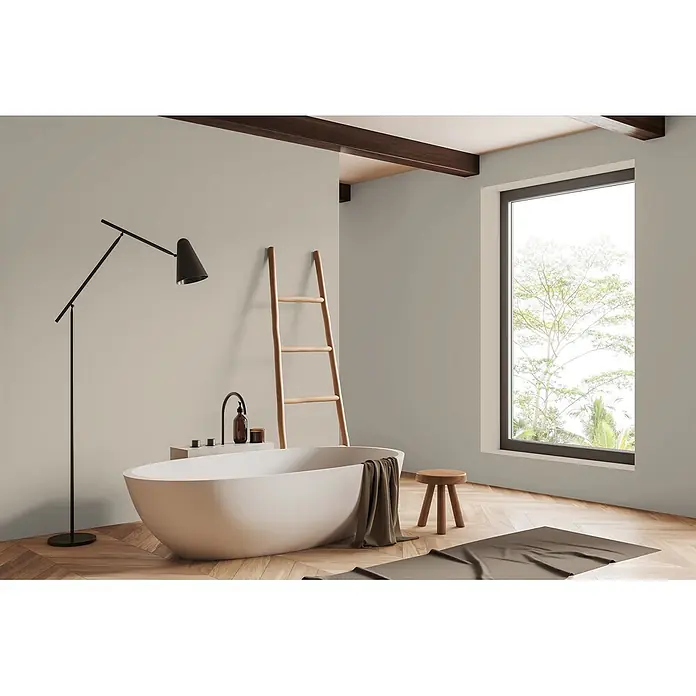 Livingwalls Wandfarbe Beige Calm Taupe DD126004 1l - Beige, Matt, 1 l - Modernes Badezimmer mit freistehender beiger Badewanne, schwarzer Stehlampe und Holzleiter.