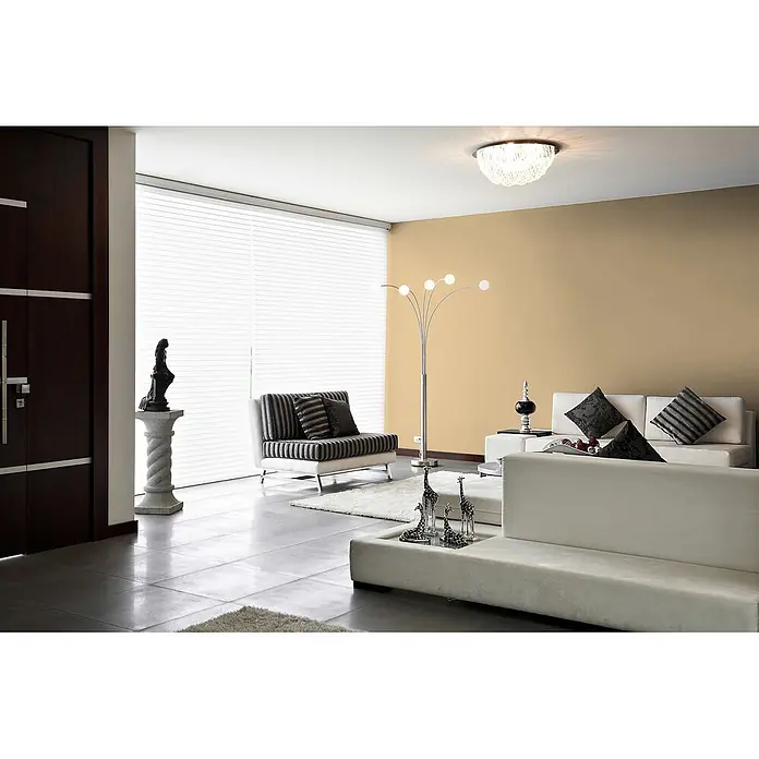 Livingwalls Wandfarbe Beige Smooth Saffron DD126126 5l - Beige, Matt, 5 l - Modernes Wohnzimmer mit weißen Sofas, gestreiftem Sessel, beiger Wand und großem Fenster. Mit zeitgenössischem Dekor und Stehleuchte.