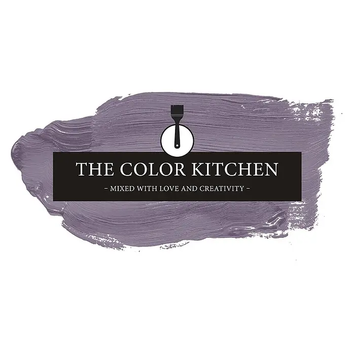 Livingwalls Wandfarbe Violett Artful Aubergine 2006 2,5l - Matt, 2,5 l - Logo mit lila Pinselstrich, schwarzem Banner und weißem Text „THE COLOR KITCHEN“. Ein Pinsel-Symbol in einem weißen Kreis sitzt darüber.