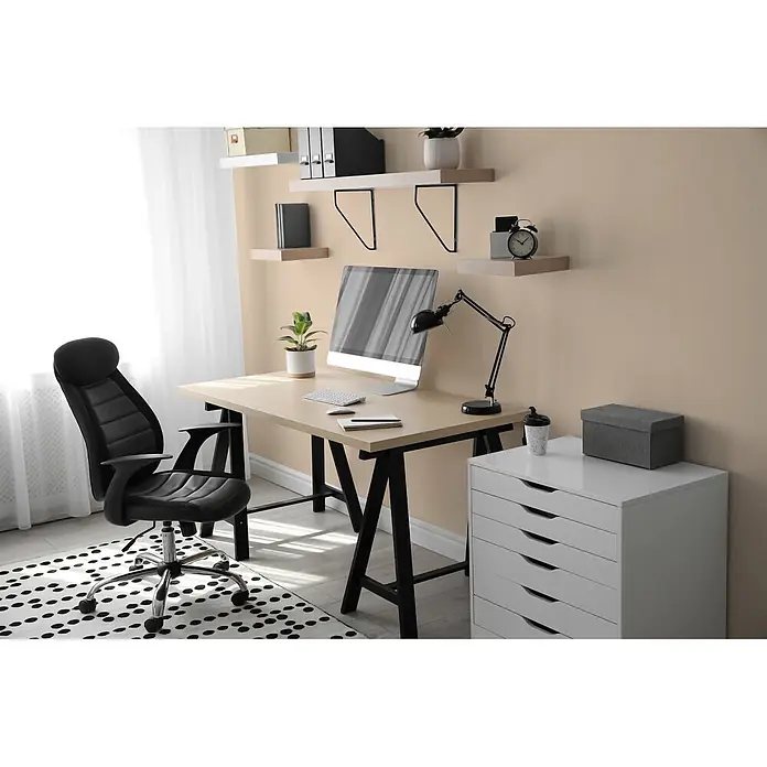 Livingwalls Wandfarbe Beige Dusty Orange DD126139 1l - Beige, Matt, 1 l - Modernes Heimbüro mit hellem Holzschreibtisch, schwarzen Böcken, ergonomischem Stuhl, Computer und Lampe. Regale an beiger Wand.