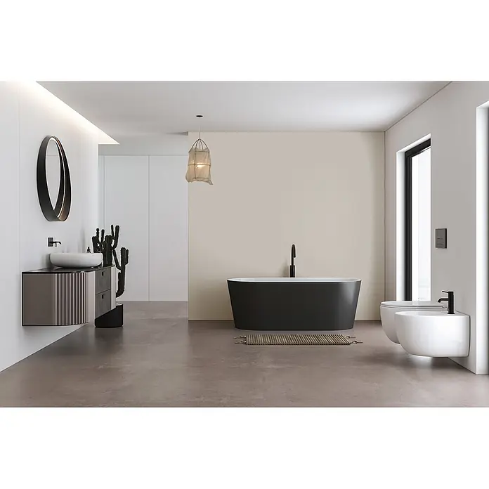 Livingwalls Wandfarbe Beige Dusty Orange DD126139 1l - Beige, Matt, 1 l - Modernes Badezimmer mit schwarzer freistehender Wanne, schwebendem Waschtisch und wandhängender weißer Toilette und Bidet.