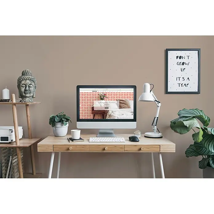 Livingwalls Wandfarbe Beige Matte Mushroom 6015 2,5l - Matt, 2,5 l - Heller Holzschreibtisch mit weißen Beinen und zwei Schubladen, als Arbeitsplatz mit Computer, Lampe und Pflanzen.