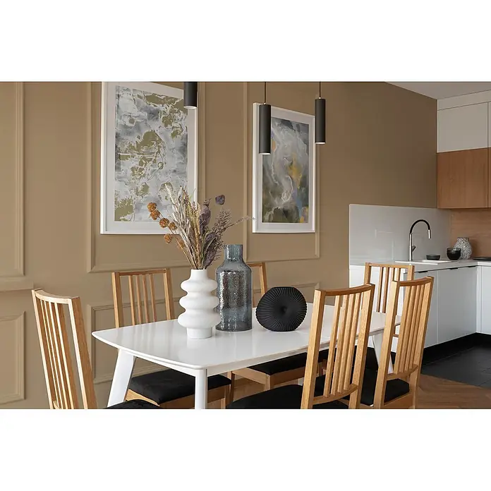 Livingwalls Wandfarbe Beige Mellow Brown DD126034 1l - Beige, Matt, 1 l - Weißer Esstisch, helle Holzstühle und Deko-Vasen in einem modernen Essbereich.