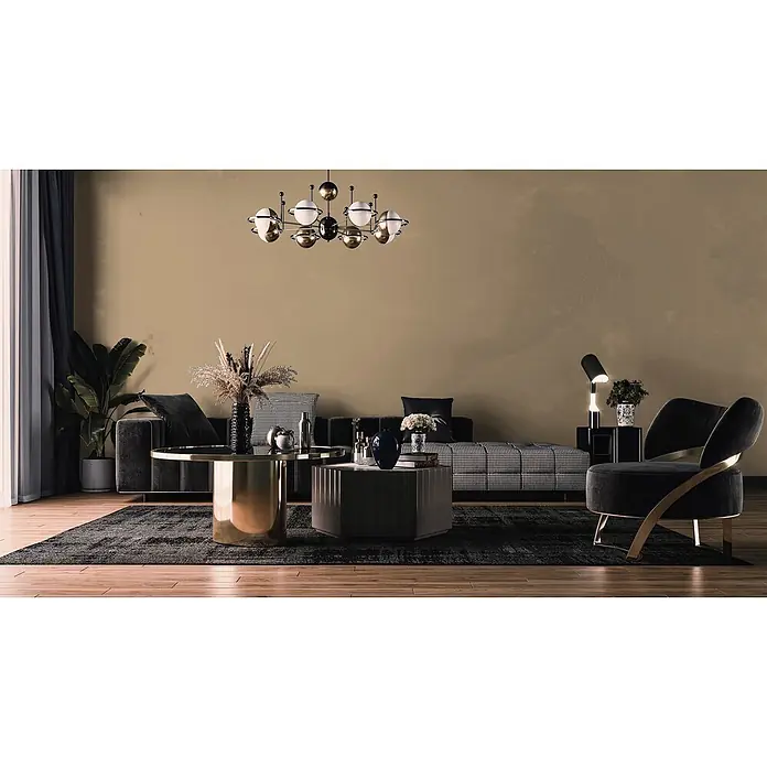 Livingwalls Wandfarbe Beige Mellow Brown DD126034 1l - Beige, Matt, 1 l - Luxuriöses Wohnzimmer mit dunklen Samtmöbeln, darunter Sofa, Sessel mit Goldakzenten und geometrischen Couchtischen.