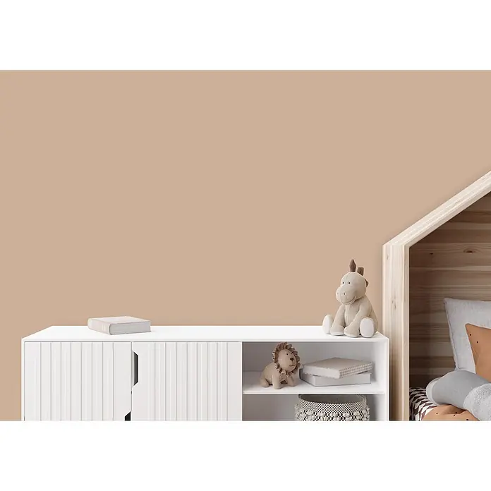 Livingwalls Wandfarbe Braun Latte Macchhiato 6010 2,5l - Matt, 2,5 l - Weißer Aufbewahrungsschrank mit Regalen und Türen im Kinderzimmer, der Spielzeug und Bücher zeigt.