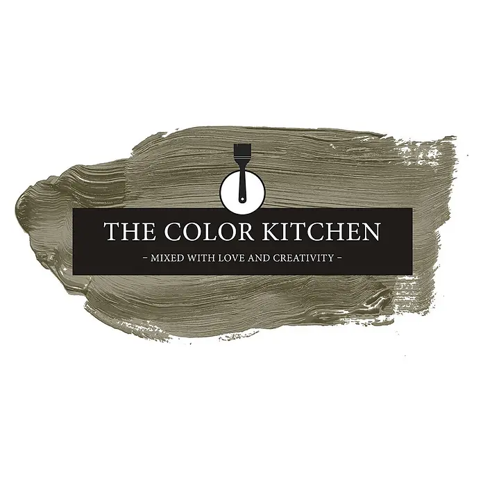 Livingwalls Wandfarbe Grün Ordinary Olive 4013 2,5l - Matt, 2,5 l - Logo „The Color Kitchen“: strukturierter olivgrüner Pinselstrich, Text „THE COLOR KITCHEN“ auf schwarzem Banner, Pinselsymbol und Text „Mixed with Love and Creativity“.
