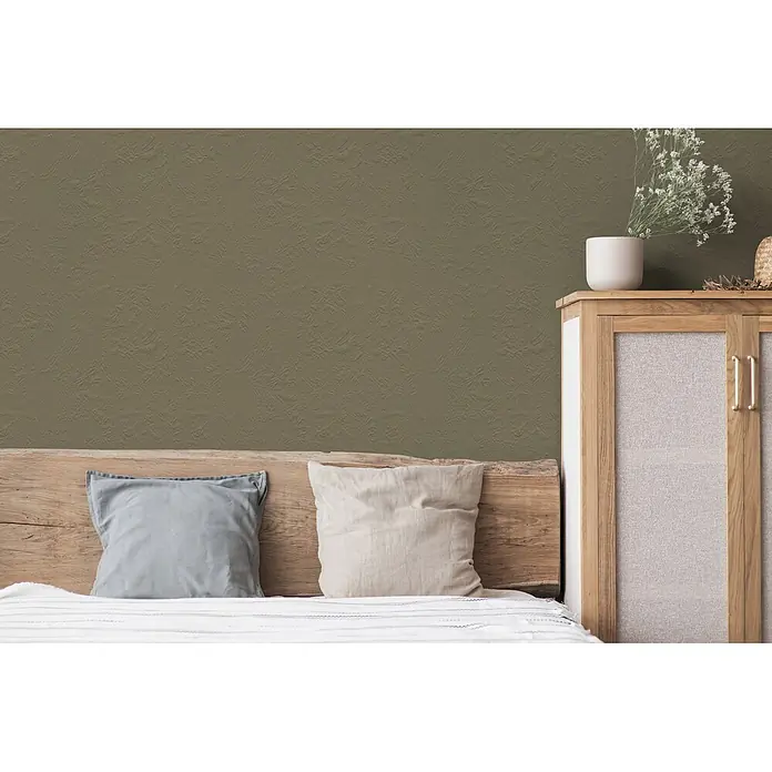 Livingwalls Wandfarbe Grün Ordinary Olive 4013 2,5l - Matt, 2,5 l - Strukturierte olivgrüne Wand in gemütlichem Schlafzimmer, die ein rustikales Holz-Kopfteil betont.