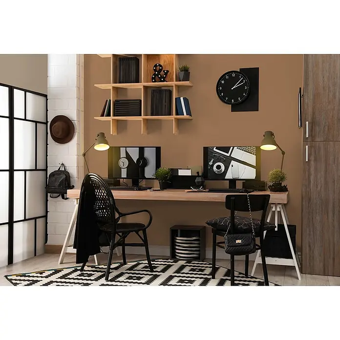 Livingwalls Wandfarbe Beige Sandy Beige DD126090 5l - Beige, Matt, 5 l - Modernes Home Office mit hellem Holzschreibtisch, zwei schwarzen Stühlen und zwei Monitoren, dekoriert mit Pflanzen und Regalen.