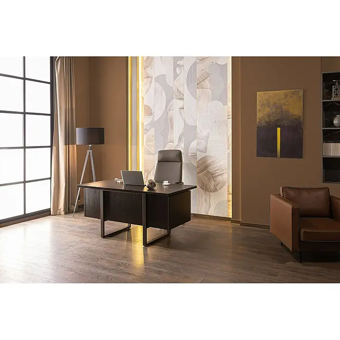 Livingwalls Wandfarbe Beige Sandy Beige DD126090 5l - Beige, Matt, 5 l - Dunkelbrauner Holz-Büroschreibtisch und schwarzer Chefsessel in einem modernen Büro.