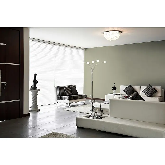 Livingwalls Wandfarbe Grün Gentle Lime DD125997 5l - Grün, Matt, 5 l - Modernes Wohnzimmer mit weißen Sofas, einem gestreiften Sessel, einem großen Fenster und stilvollen Dekorelementen.