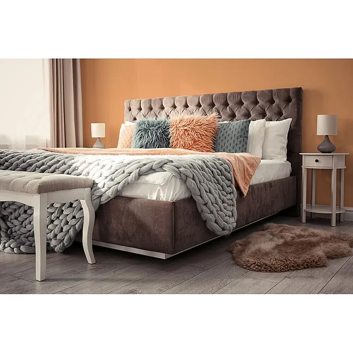 Livingwalls Wandfarbe Orange Dusty Orange DD126143 2,5l - Orange, Matt, 2,5 l - Gemütliches Schlafzimmer mit dunkelgrauem Polsterbett, getuftetem Kopfteil, grob gestrickter Decke und flauschigen Kissen.