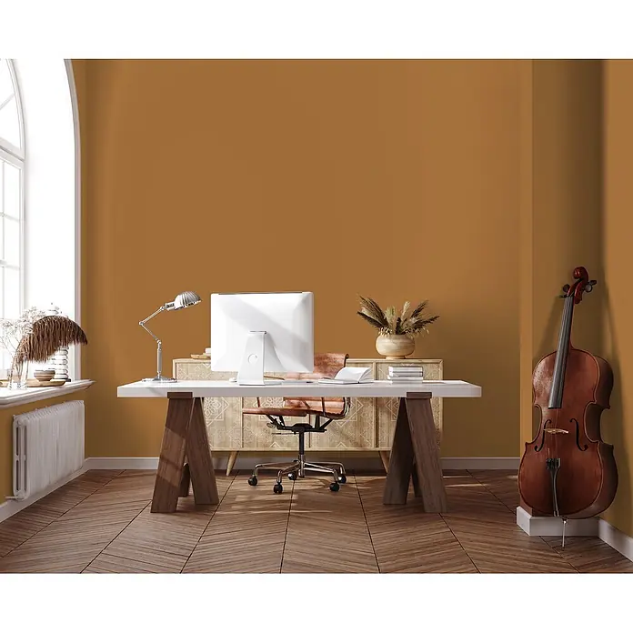 Livingwalls Wandfarbe Orange Smooth Saffron DD126136 1l - Orange, Matt, 1 l - Modernes Homeoffice mit weißem Schreibtisch, Computer und braunem Lederbürostuhl.