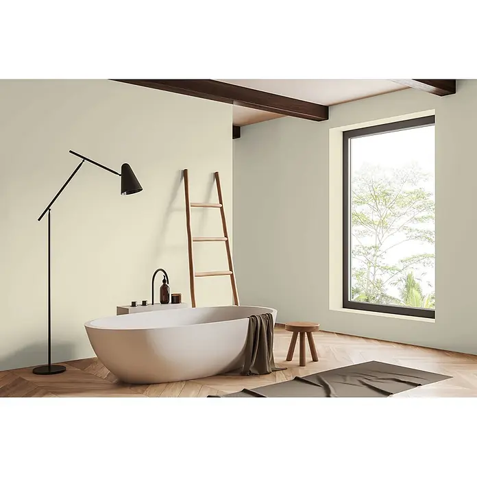 Livingwalls Wandfarbe Grün Gentle Lime DD125976 5l - Grün, Matt, 5 l - Modernes Badezimmer mit freistehender weißer Wanne, schwarzer Stehlampe und Holzleiter, zweifarbigen neutralen Wänden und großem Fenster.