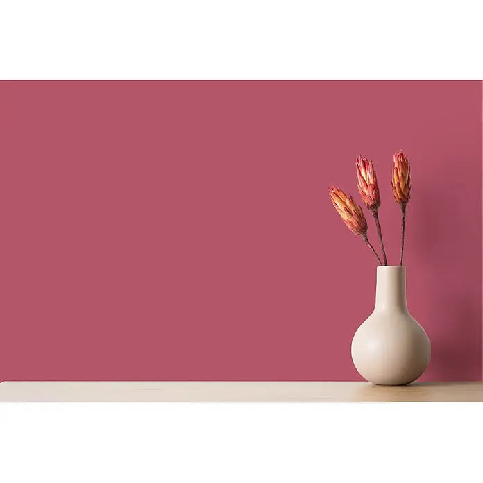 Livingwalls Wandfarbe Pink Rosy Raspberry 7011 2,5l - Pink, Matt, 2,5 l - Helle beige Keramikvase mit drei getrockneten rot-orangen Blumen auf einer Holzoberfläche.