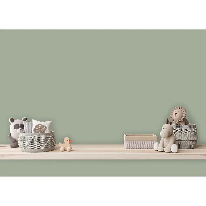 Livingwalls Wandfarbe Grün Sane Sage 4004 5l - Matt, 5 l - Kinderregal mit Plüschtieren (Panda, Nilpferd, Löwe), Igelkissen, einer Holzente und geflochtenen Aufbewahrungskörben.