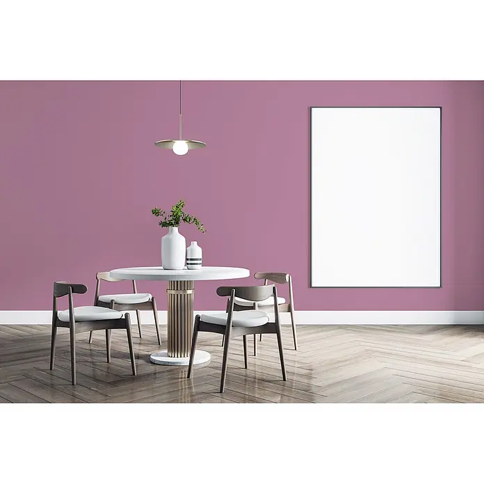 Livingwalls Wandfarbe Pink Lovely Rose DD125805 5l - Pink, Matt, 5 l - Modernes Esszimmer-Set mit rundem weißem Tisch, goldgeripptem Fuß und vier dunklen Holzstühlen mit weißen Sitzen.