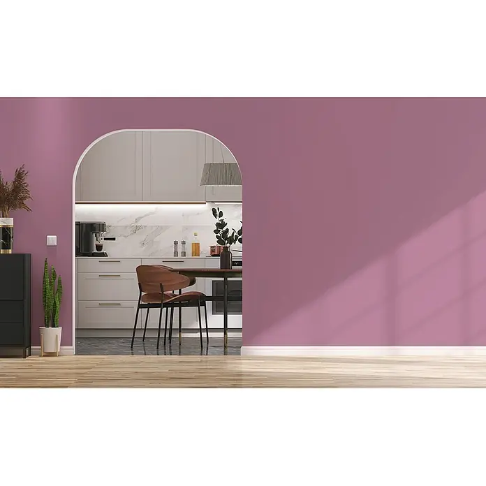 Livingwalls Wandfarbe Pink Lovely Rose DD125805 5l - Pink, Matt, 5 l - Ein gewölbter Durchgang verbindet einen lila Raum mit Holzboden und eine moderne Küche mit hellen Schränken und Essbereich.