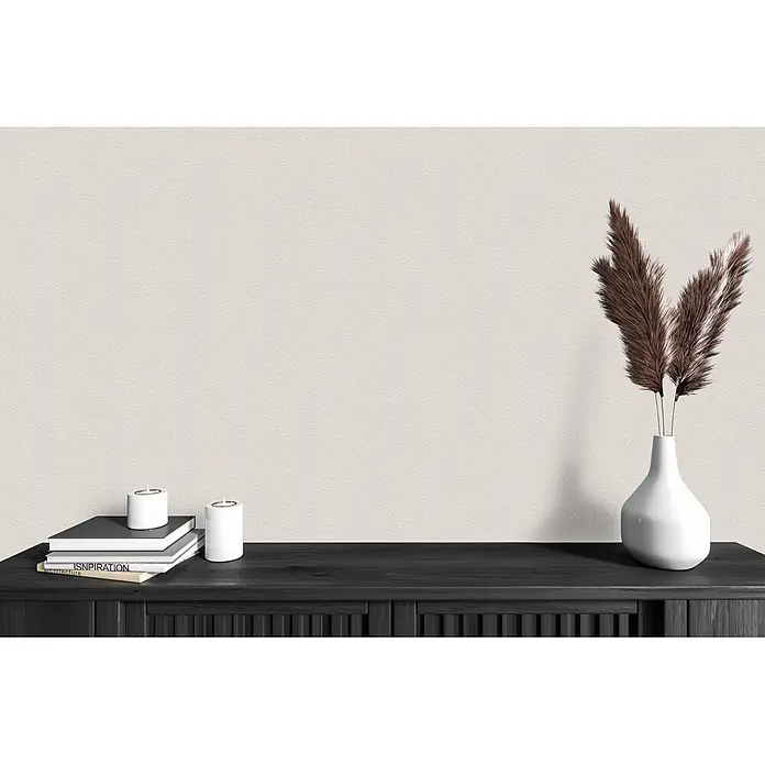 Livingwalls Wandfarbe Grau Easy Eggshell 1001 2,5l - Matt, 2,5 l - Dunkle Holzkonsole mit gestapelten Büchern, weißen Kerzen und einer weißen Vase mit braunen Zierzweigen.