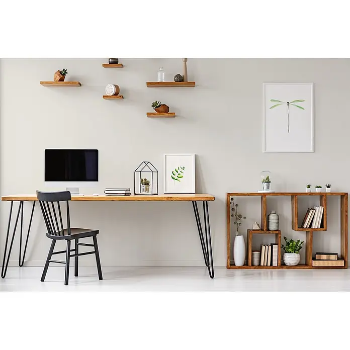 Livingwalls Wandfarbe Grau Easy Eggshell 1001 2,5l - Matt, 2,5 l - Modernes Home Office mit Holzschreibtisch, schwarzen Metallbeinen und einem modularen Holzregal, dekoriert mit Büchern.