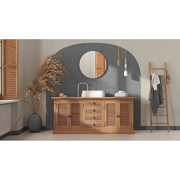 Livingwalls Wandfarbe Beige Calm Taupe DD126015 5l - Beige, Matt, 5 l - Holzbadmöbel mit weißem Aufsatzwaschbecken, Lamellentüren und geflochtenen Schubladen, in einem stilvollen Badezimmer.