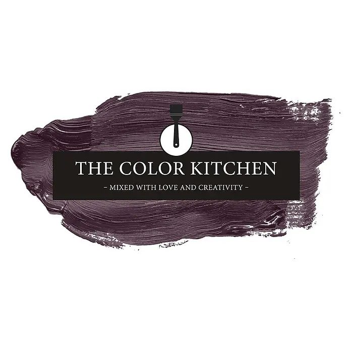 Livingwalls Wandfarbe Violett Beady Beetroot 2007 2,5l - Matt, 2,5 l - Logo mit dunklem, texturiertem Pinselstrich, schwarzem Banner mit weißem Text 'THE COLOR KITCHEN' und '- MIXED WITH LOVE AND CREATIVITY -' sowie Pinselsymbol.