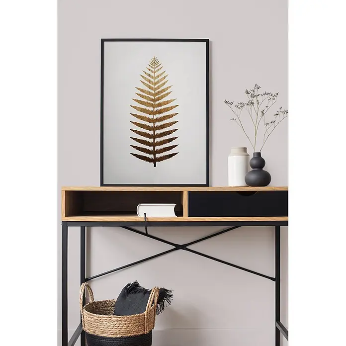 Livingwalls Wandfarbe Grau Salty Shrimp 2001 2,5l - Matt, 2,5 l - Hölzerner Konsolentisch mit schwarzem Metallrahmen und Schublade, offenem Fach. Dekoriert mit Farnbild und Vasen.