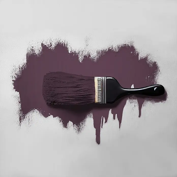 Livingwalls Wandfarbe Violett Beady Beetroot 2007 2,5l - Matt, 2,5 l - Ein schwarzer Pinsel trägt einen breiten Streifen dunkelvioletter Farbe auf, die auch tropft.