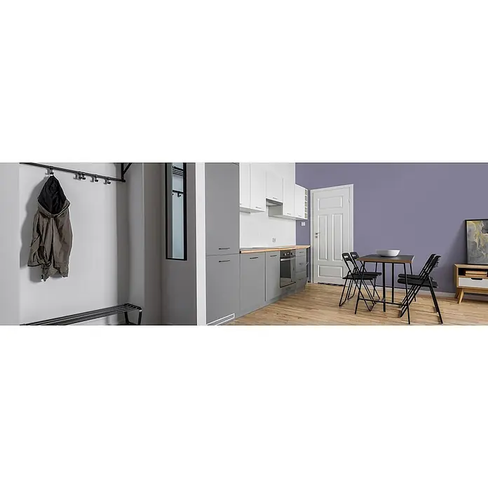 Livingwalls Wandfarbe Violett Simple Mauve DD125786 2,5l - Violett, Matt, 2,5 l - Moderne, kompakte Wohnung mit Stauraum im Eingangsbereich, einer grau-weißen Küchenzeile mit Holzplatte und einem Esstisch mit schwarzen Stühlen.