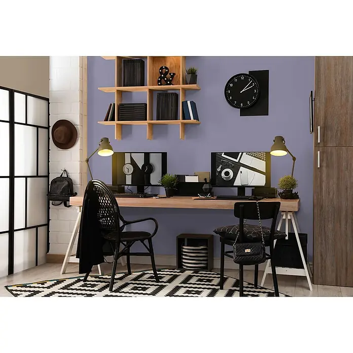 Livingwalls Wandfarbe Violett Simple Mauve DD125786 2,5l - Violett, Matt, 2,5 l - Ein modernes Heimbüro mit einem Holzschreibtisch, zwei Computermonitoren, Wandregalen und zwei Stühlen auf einem gemusterten Teppich.