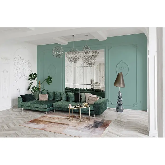 Livingwalls Wandfarbe Grün Soft Green DD125925 5l - Grün, Matt, 5 l - Grünes Ecksofa in einem modernen Wohnzimmer, mit Kissen geschmückt.