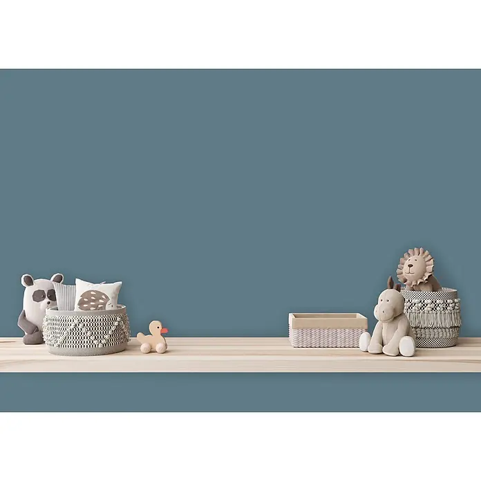 Livingwalls Wandfarbe Blau Blue Mussel 3011 5l - Matt, 5 l - Helles Holzregal mit verschiedenen Kinderspielzeugen und dekorativen Aufbewahrungskörben.