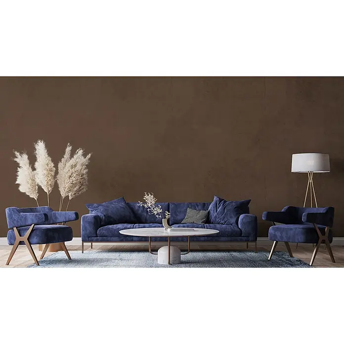 Livingwalls Wandfarbe Braun Soothing Brown DD126064 1l - Braun, Matt, 1 l - Modernes Wohnzimmer mit blauem Samtsofa, Sesseln, einem Marmor-Couchtisch und brauner Wand.