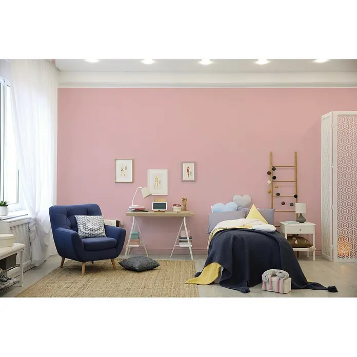 Livingwalls Wandfarbe Pink Peachy Pink DD125864 2,5l - Pink, Matt, 2,5 l - Ein bequemer blauer Polstersessel mit hellen Holzbeinen, neben einem Fenster in einem modernen Schlafzimmer.