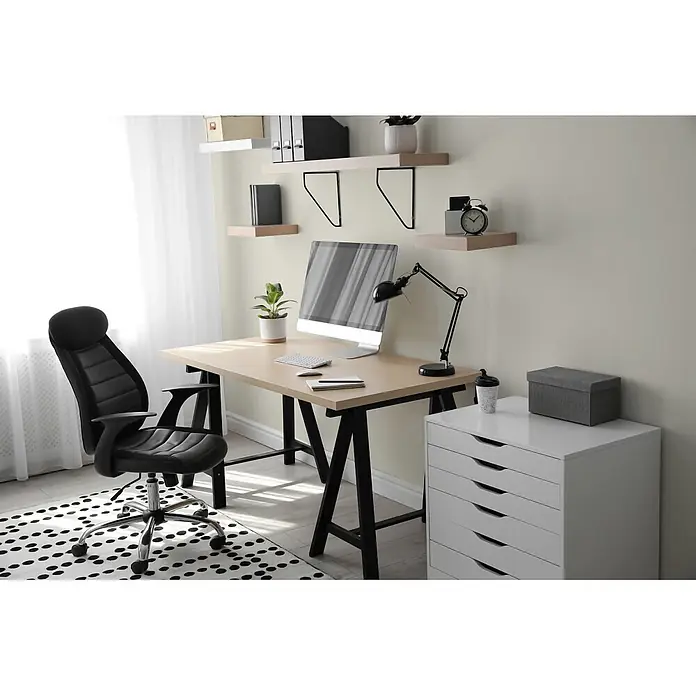 Livingwalls Wandfarbe Creme Mellow Brown DD126026 2,5l - Creme, Matt, 2,5 l - Ein Heimbüro-Setup mit hellem Holzschreibtisch, schwarzem ergonomischem Stuhl, Computer und weißem Aufbewahrungsschrank.