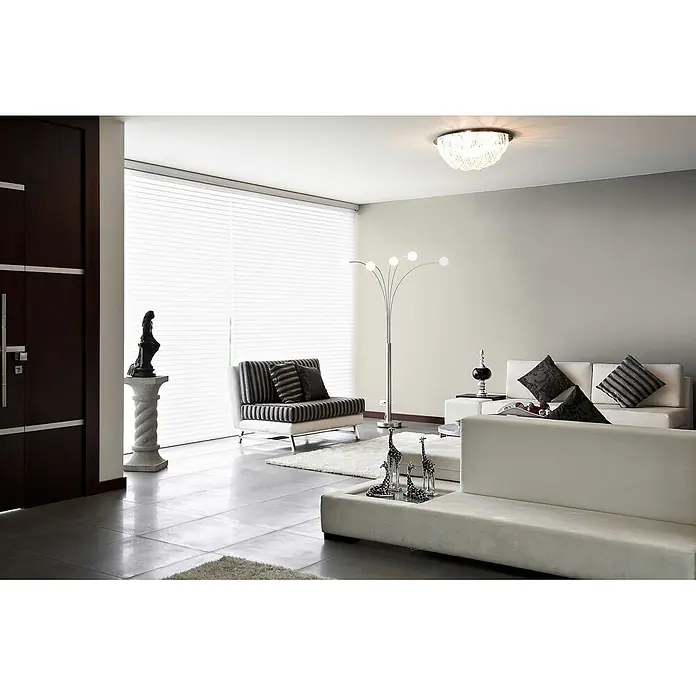 Livingwalls Wandfarbe Creme Mellow Brown DD126026 2,5l - Creme, Matt, 2,5 l - Modernes Wohnzimmer mit hellen Sofas, gestreiftem Sessel und Stehlampe am Fenster. Graue Fliesen und weißer Teppich.