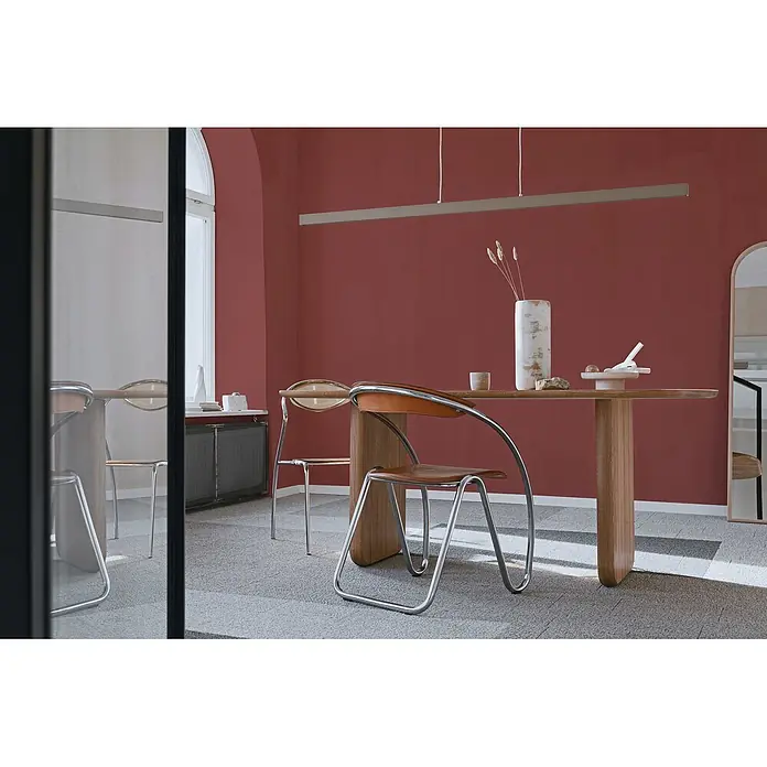 Livingwalls Wandfarbe Rot Varied Red DD125830 1l - Rot, Matt, 1 l - Moderner Holztisch mit einzigartigem Bein und verchromten Leder- und transparenten Stühlen.
