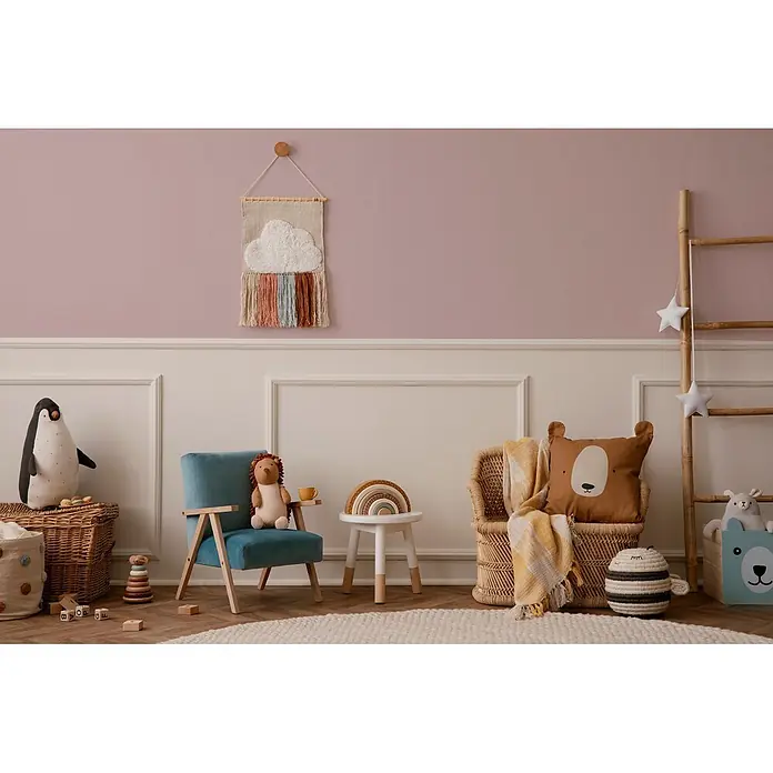 Livingwalls Wandfarbe Rosa Lovely Rose DD125793 5l - Rosa, Matt, 5 l - Ein gemütliches Kinderzimmer mit spielerischen Möbeln und Spielzeug. Mit einem tealfarbenen Sessel, Korbstühlen, Holzspielzeug und Plüschtieren.